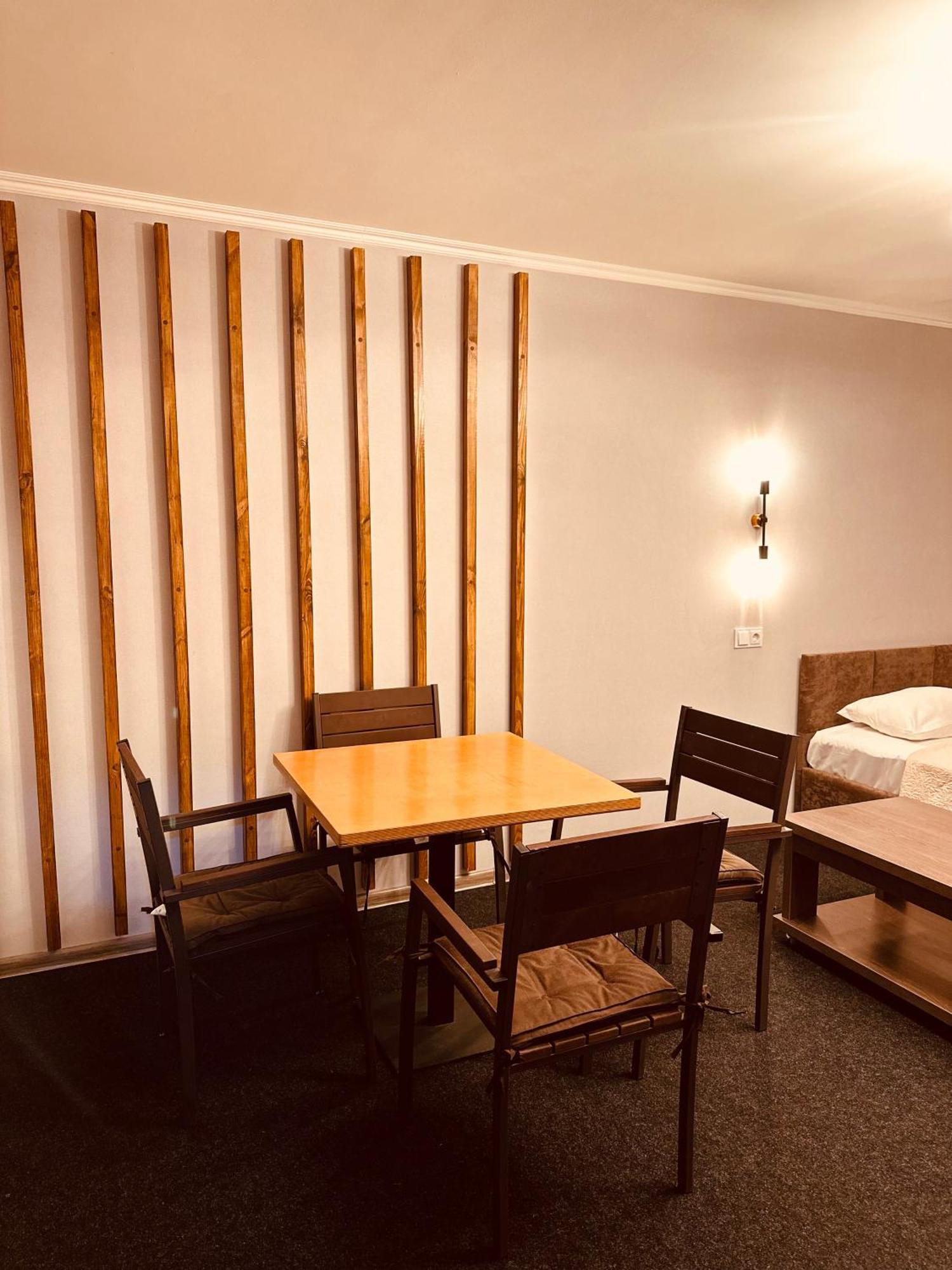 райский дворик Hotel Pogreby (Brovary)
